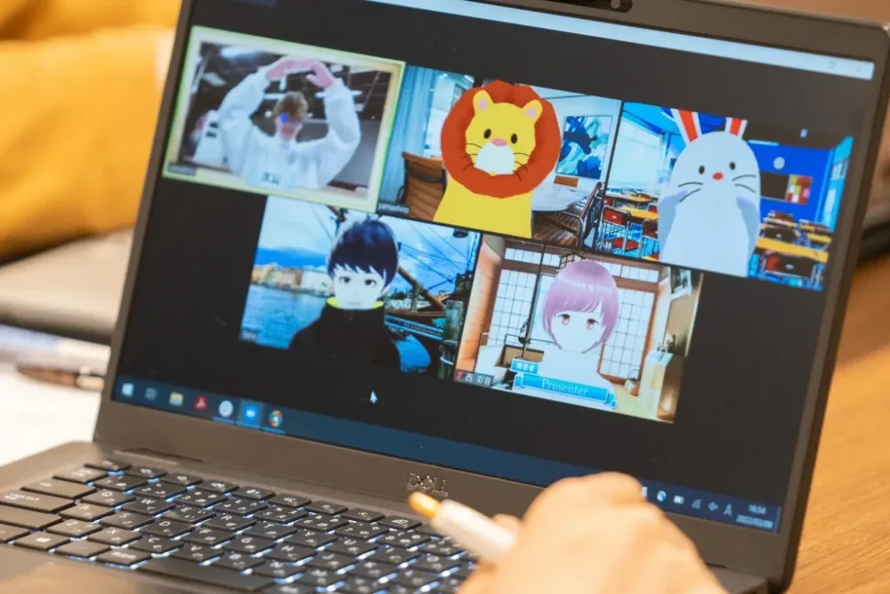 新たなオンライン授業の可能性を拓く:デジタルハリウッドと株式会社キッズプレート、320名の新入生がアバターを活用したオンライン授業体験の画面